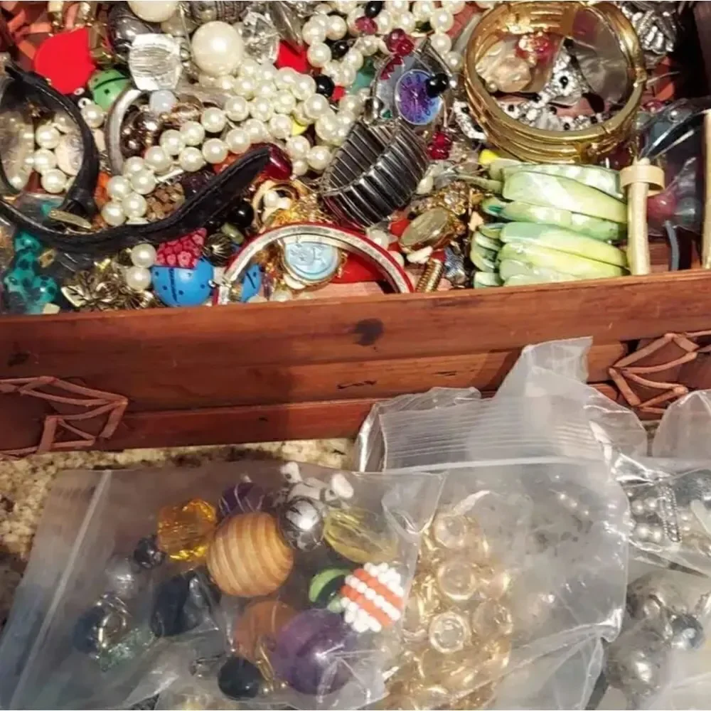 2 pounds of Mystery Jewelry - All wearable - Picture 9 of 12